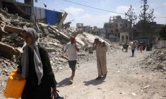 Des Palestiniens fuient leurs maisons dans le quartier de Saftawy à Jabalia, dan le nord de Gaza, le 26 août 2025 ( AFP / BASHAR TALEB )