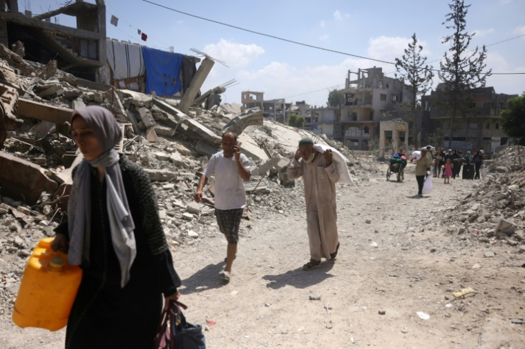 Des Palestiniens fuient leurs maisons dans le quartier de Saftawy à Jabalia, dan le nord de Gaza, le 26 août 2025 ( AFP / BASHAR TALEB )