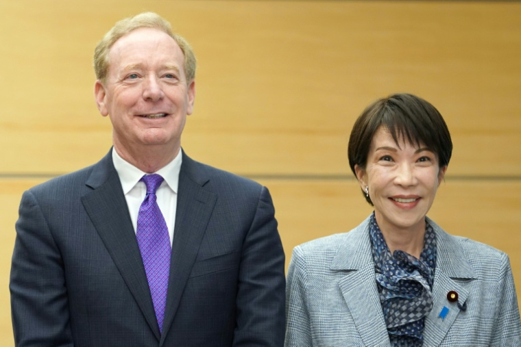 Le président de Microsoft, Brad Smith et la Première ministre japonaise Sanae Takaichi, à Tokyo, le 3 avril 2026 ( POOL / Kazuhiro NOGI )