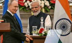 Le président russe Vladimir Poutine (g) et le Premier ministre indien Narendra Modi à l'issue d'une conférence de presse conjointe à New Delhi, le 5 décembre 2025 ( AFP / Sajjad HUSSAIN )