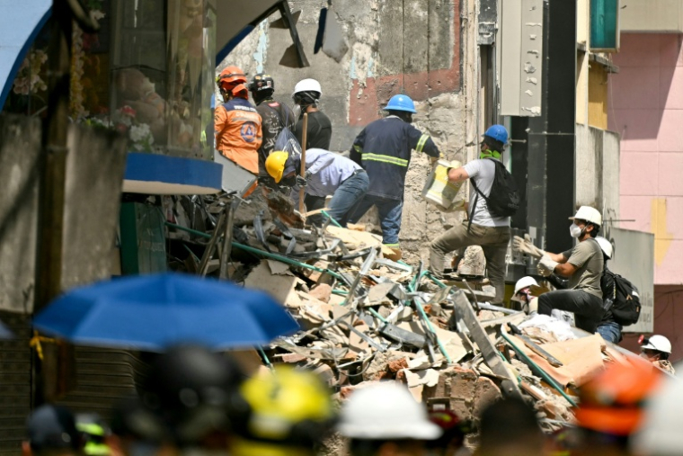 Les secouristes recherchent d'éventuels survivants, à Pereira en Colombie, le 14 août 2026 ( AFP / Luis ACOSTA )