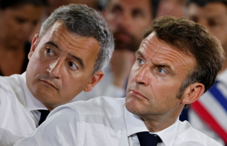 Le président de la République Emmanuel Macron (à droite) et le ministre de l'Intérieur Gérald Darmanin assistent à une réunion publique à Marseille, le 26 juin 2023.  ( POOL / LUDOVIC MARIN )