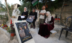 Des proches de l'adolescent Youssef Shtayyeh, tué le 23 avril 2026 par des soldats israéliens, se recueillent dans un cimetière à Tell, près de Naplouse, en Cisjordanie occupée, le 12 mai 2026 ( AFP / JAAFAR ASHTIYEH )