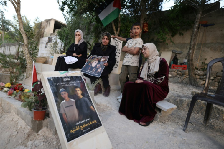 Des proches de l'adolescent Youssef Shtayyeh, tué le 23 avril 2026 par des soldats israéliens, se recueillent dans un cimetière à Tell, près de Naplouse, en Cisjordanie occupée, le 12 mai 2026 ( AFP / JAAFAR ASHTIYEH )