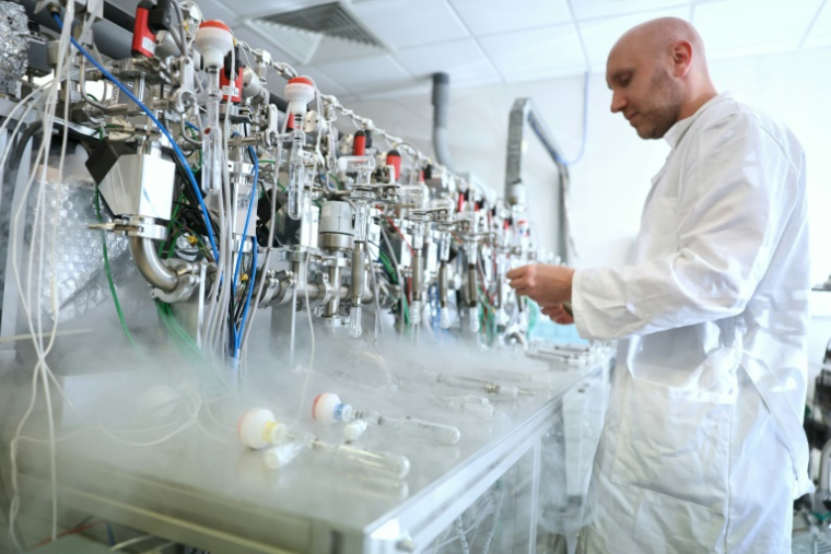 Un technicien utilise la chaîne de graphitisation sous vide pour extraire du graphite à partir d’échantillons de CO₂ au laboratoire LMC14 (Laboratoire de Mesure du Carbone 14) du Commissariat à l’Énergie Atomique et aux Énergies Alternatives (CEA), à Saclay, le 22 mai 2025 ( AFP / Thomas SAMSON )