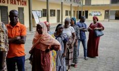 Des électeurs attendent de voter pour la présidentielle ivoirienne dans le quartier de Yopougon, à Abidjan, le 25 octobre 2025 ( AFP / EMMANUEL CROSET )