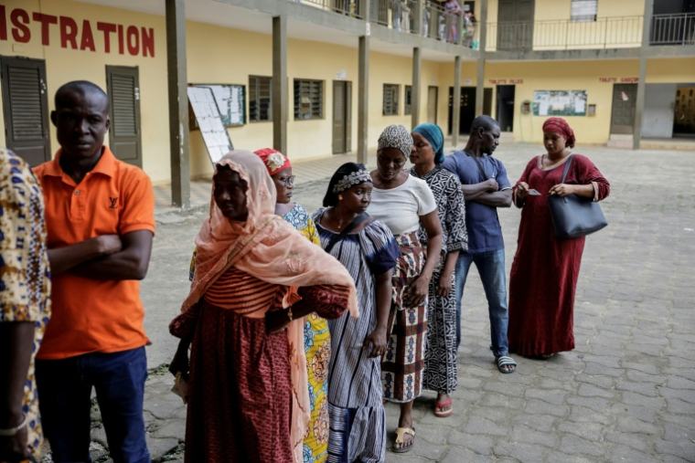 Des électeurs attendent de voter pour la présidentielle ivoirienne dans le quartier de Yopougon, à Abidjan, le 25 octobre 2025 ( AFP / EMMANUEL CROSET )