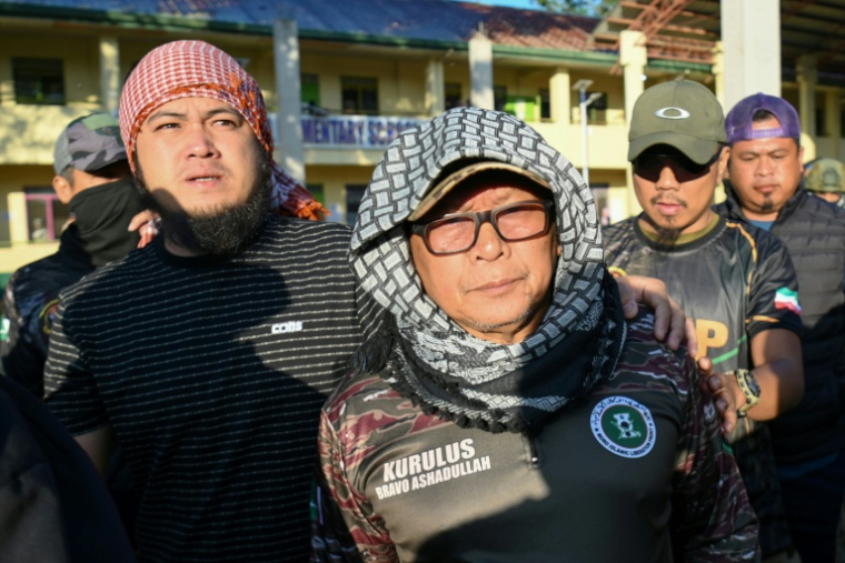 Abdullah Makapaar, ancien commandant du Moro Islamic Liberation Front (MILF) connu sous le nom de guerre de Commander Bravo, après son vote dans un bureau de vote à Marawi, le 14 septembre 2026, aux Philippines ( AFP / Ted ALJIBE )