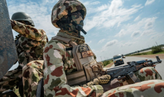 Un soldat nigérian à l'arrière d'un véhicule d'escorte militaire sur l'autoroute reliant Maiduguri à Damaturu, au Nigeria, le 31 juillet 2026. ( AFP / - )