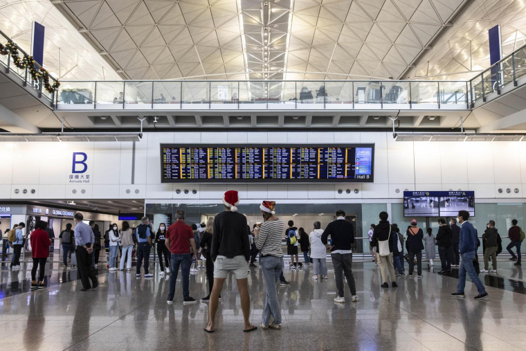 Un aéroport à Hong-Kong, le 23 décembre 2023 ( AFP / ISAAC LAWRENCE )
