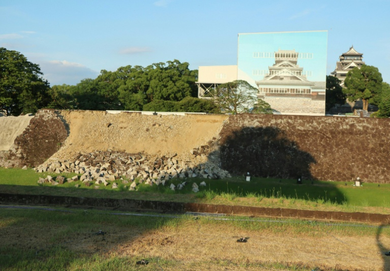Les murailles de pierre effondrées du château de Kumamoto sont visibles après un séisme, dans la ville de Kumamoto, le 28 juillet 2026 ( JIJI Press / JIJI PRESS )