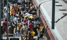 Des habitants tentent de monter dans un train surchargé à la gare de Jammu, le 10 mai 2025 au Cachemire indien ( AFP / Money SHARMA )