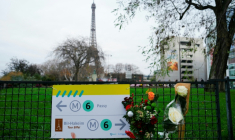 Des fleurs déposées sur une barrière près de la tour Eiffel le 3 décembre 2023 après l'attaque au couteau qui a coûté la vie à un touriste, à Paris ( AFP / Dimitar DILKOFF )