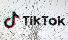Le logo de TikTok est vu à travers du verre brisé sur cette illustration