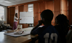Plus de 2.600 postes d'enseignants n'ont, encore cette année, pas trouvé preneurs à l'issue des concours de recrutement, malgré une baisse du nombre de postes offerts dans les académies ou disciplines les moins attractives ( AFP / Philippe LOPEZ )