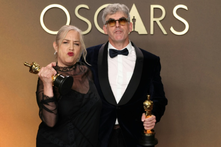 Tamara Deverell et Shane Vieau avec l'Oscar de la meilleure conception visuelle pour "Frankenstein" le 15 mars 2026 à Hollywood ( AFP / VALERIE MACON )