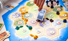 Très populaire, le Catan est un jeu dans lequel les joueurs doivent étendre leur territoire à partir de ressources qu'ils peuvent s'échanger. (crédit: Adobe Stock)