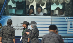Un car transportant des ressortissants birmans destinés à être rapatriés dans leur pays se dirige vers la base navale de Lumut, près de Kuala Lumpur, le 29 septembre 2026 ( AFP / Arif Kartono )