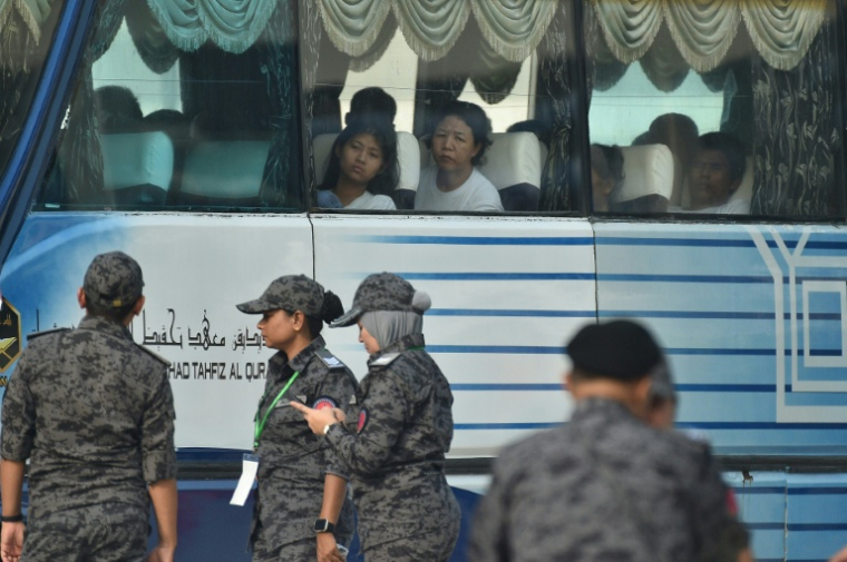 Un car transportant des ressortissants birmans destinés à être rapatriés dans leur pays se dirige vers la base navale de Lumut, près de Kuala Lumpur, le 29 septembre 2026 ( AFP / Arif Kartono )