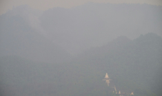 La brume enveloppe les collines à proximité de Pai, dans le nord de la Thaïlande, le 1er avril 2026 ( AFP / ANTHONY WALLACE )