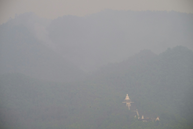 La brume enveloppe les collines à proximité de Pai, dans le nord de la Thaïlande, le 1er avril 2026 ( AFP / ANTHONY WALLACE )