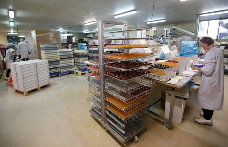 Un ouvrier à l'usine Cruzilles de Clermont-Ferrand, en France