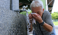 Une personne âgée se rafraichie lors d'une journée de canicule
