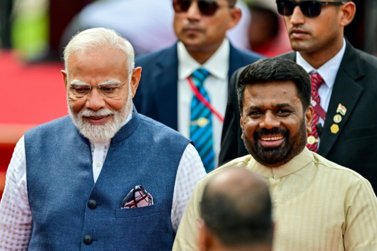Le président sri-lankais Anura Kumara Dissanayake (d) et le Premier ministre indien Narendra Modi lors d'une cérémonie place de l'Indépendance à Colombo, le 5 avril 2025 ( AFP / Ishara S. KODIKARA )