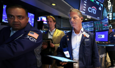 Des opérateurs à la Bourse de New York le 30 juin 2025 ( AFP / TIMOTHY A. CLARY )