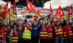 Sophie Binet et des employés de Vencorex à Pont-de-Claix, le 7 novembre 2024. ( AFP / JEFF PACHOUD )