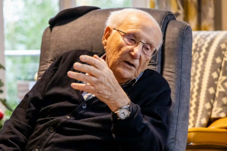 Albrecht Weinberg, survivant de la Shoah, lors d'une interview avec l'AFP, chez lui à Leer, le 30 décembre 2024 en Allemagne ( AFP / FOCKE STRANGMANN )