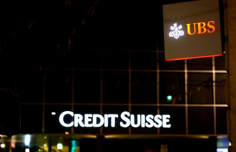 Photo d'archives des logos d'UBS et de Credit Suisse à Bâle, en Suisse