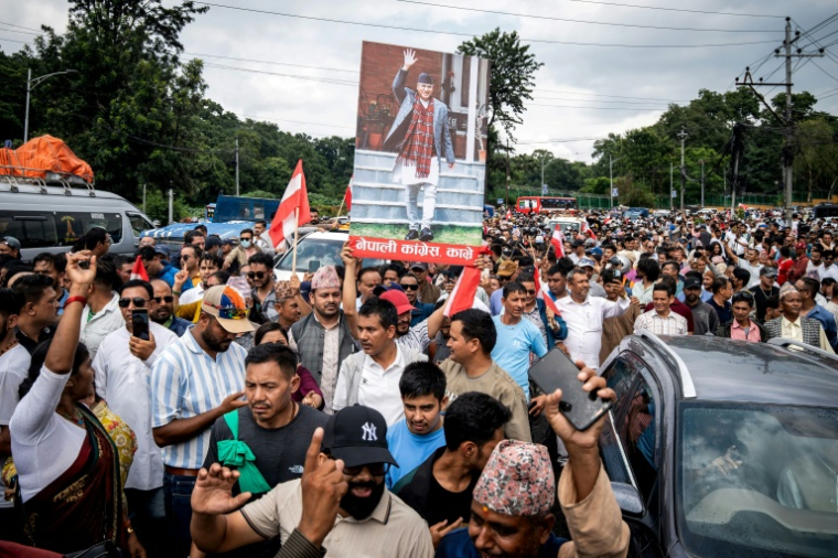 Des partisans de l'ancien Premier ministre Sher Bahadur Deuba rassemblés pour l'accueillir à son arrivée à Katmandou, le 13 août 2026 au Népal  ( AFP / Prabin Ranabhat )
