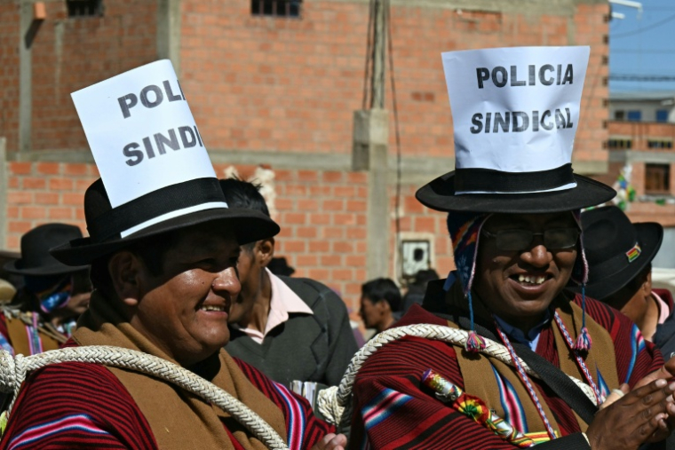 Des indigènes arborant sur leurs chapeaux l’inscription "Police syndicale" assistent à une réunion des dirigeants des "Ponchos rouges" à Tilata, dans le département de La Paz, en Bolivie, le 18 juin 2026 ( AFP / AIZAR RALDES )
