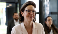 La ministre française des Comptes publics, Amélie de Montchalin, arrive pour assister à une réunion avec les principaux acteurs économiques sur les tarifs douaniers de Trump, au ministère de l'Économie et des Finances de Bercy