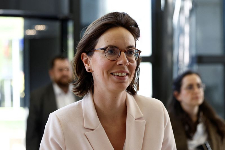 La ministre française des Comptes publics, Amélie de Montchalin, arrive pour assister à une réunion avec les principaux acteurs économiques sur les tarifs douaniers de Trump, au ministère de l'Économie et des Finances de Bercy