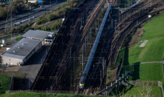 Un train Eurostar entre dans le tunnel sous la Manche au terminal d'Eurotunnel à Folkestone