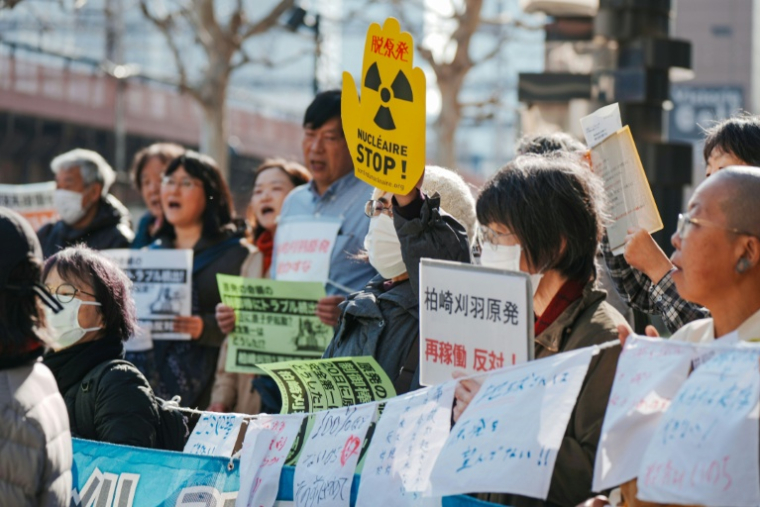 Manifestation devant le siège de Tepco contre le redémarrage de la centrale nucléaire de Kashiwazaki-Kariwa, le 19 janvier 2026 à Tokyo ( AFP / Kazuhiro NOGI )