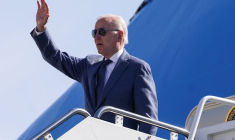 Photo de Joe Biden embarquant pour l'Irlande