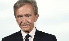 Le Français Bernard Arnault, PDG de LVMH, reste l'homme le plus riche du monde.  ( AFP / JULIEN DE ROSA )