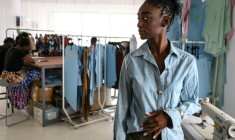 La styliste ivoirienne Loza Maléombho pose dans son atelier dans le quartier populaire de Treichville, à Abidjan, le 26 juin 2026  ( AFP / Issouf SANOGO )