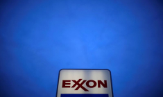 EXXON RENOUE AVEC LES PROFITS, BAISSE DU BÉNÉFICE CHEZ CHEVRON
