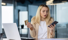 (Crédits photo : Adobe Stock - Femme confrontée à un refus de paiement avec sa carte bancaire)