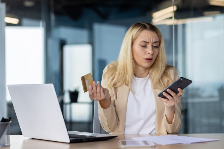 (Crédits photo : Adobe Stock - Femme confrontée à un refus de paiement avec sa carte bancaire)