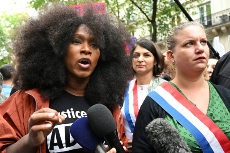 Assa Traoré (g), la soeur d'Adama, au côté de la cheffe du groupe La France insoumise à l'Assemblée nationale, Mathilde Panot (d), au cours d'une marche contre les violences policières, à Paris, le 23 septembre 2023 ( AFP / Bertrand GUAY )