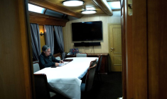 Le secrétaire d'État américain Antony Blinken travaille lors d'un voyage en train à Kiev