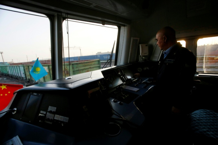 e conducteur de train Serik Naïmanchalov dans la cabine de sa locomotive à la gare de Dostyk, à la frontière kazakho-chinoise, le 18 novembre 2025 ( AFP / Ruslan PRYANIKOV )