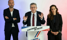 Le candidat LFI à la présidentielle Jean-luc Mélenchon (c), le coordinateur national de La France insoumise, Manuel Bompard et la députée LFI du Val-de-Marne Clémence Guetté à Paris le 23 septembre 2026 ( AFP / Thomas SAMSON )