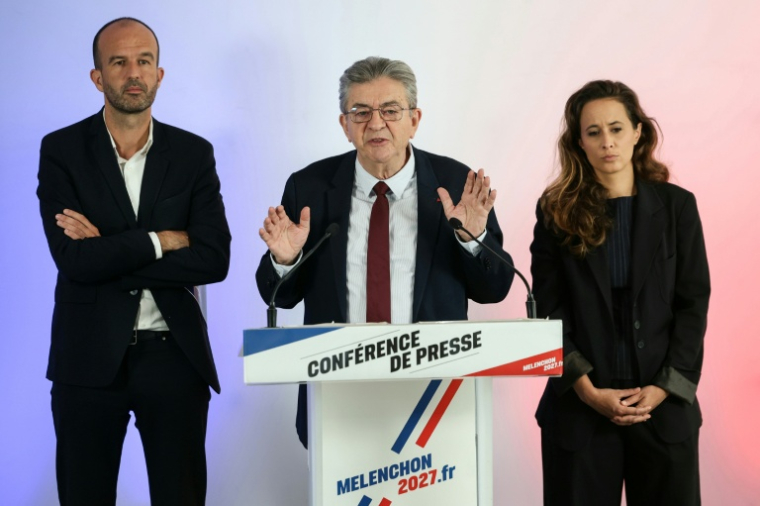 Le candidat LFI à la présidentielle Jean-luc Mélenchon (c), le coordinateur national de La France insoumise, Manuel Bompard et la députée LFI du Val-de-Marne Clémence Guetté à Paris le 23 septembre 2026 ( AFP / Thomas SAMSON )