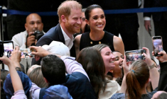 Le prince Harry, duc de Sussex, et son épouse Meghan, duchesse de Sussex, se font prendre en photo au Royal Children's Hospital de Melbourne, en Australie, le 14 avril 2026 ( AFP / William WEST )